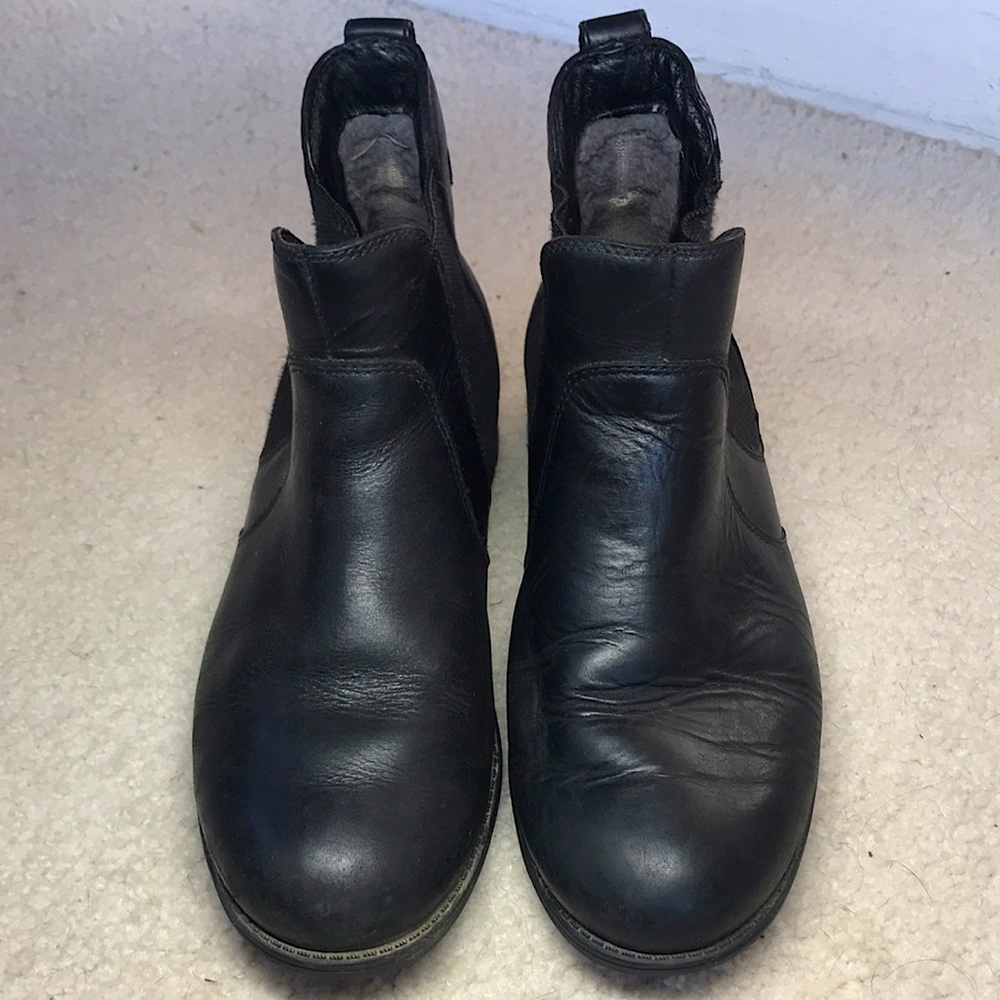UGG Shearling Line Leather Chelsea Boots